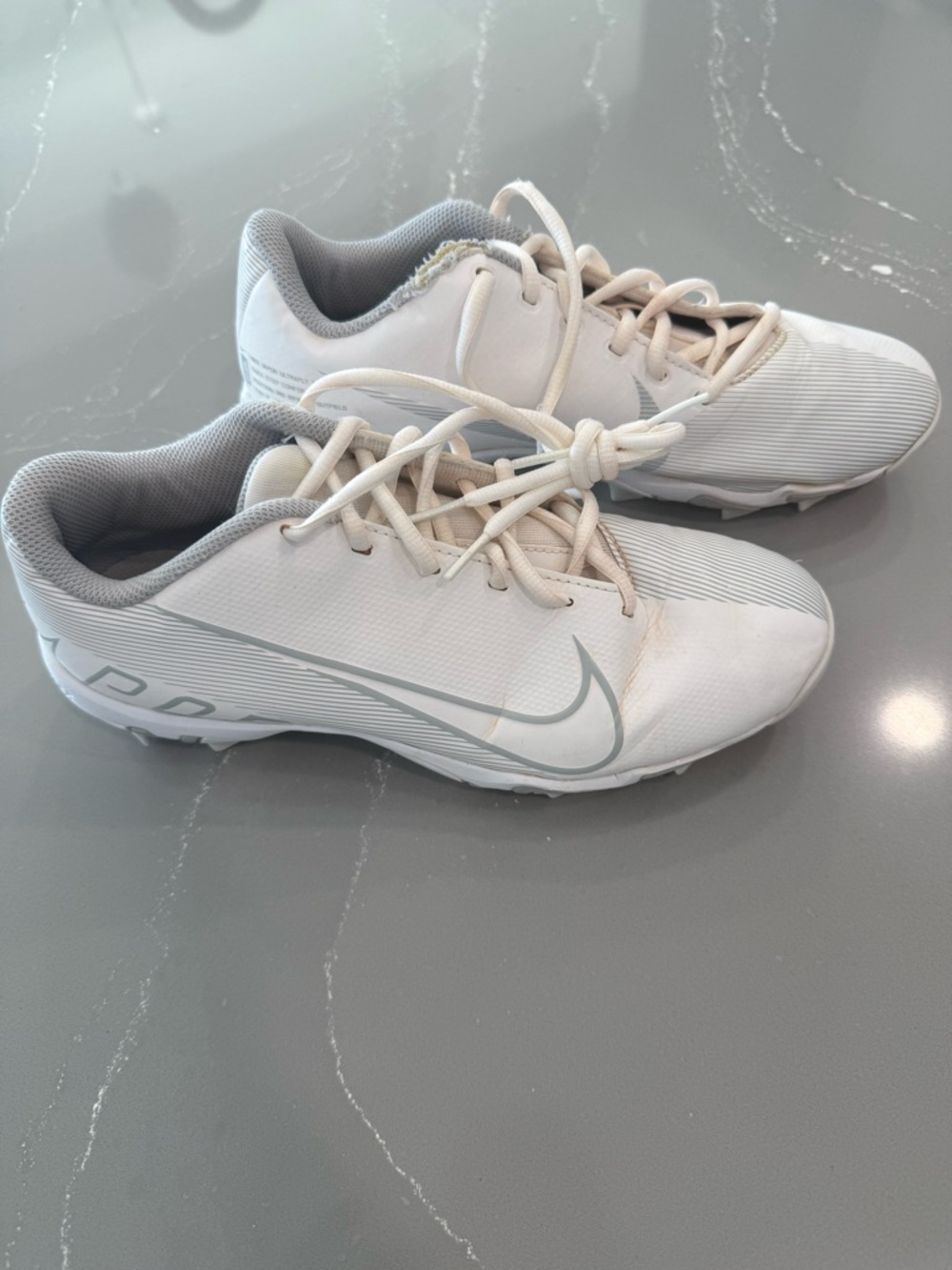 Nike Men's White and Light Gray molded Baseball Cleats